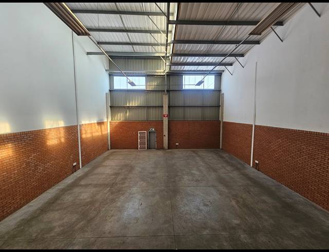 290M² WAREHOUSE TO LET IN LONGLAKE